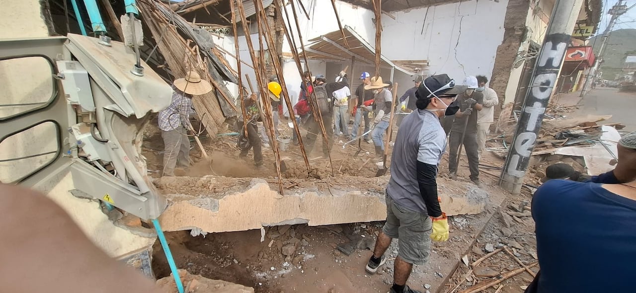 Entre polvo y escombros, los voluntarios avanzan casa por casa en su recorrido por Roldanillo.