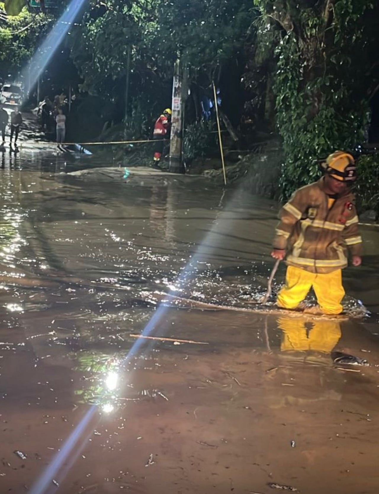En Valadares se registraron inundaciones causadas por el taponamiento de alcantarillas y sumideros. 5 unidades de Bomberos y Defensa Civil atendieron la situación.