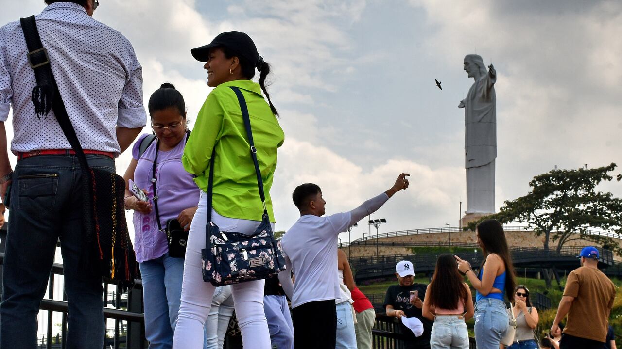 Por medio de un recorrido guiado, 30 personas, entre locales y extranjeras, se convirtieron en las primeras en visitar el Ecoparque Cristo Rey, toda vez que la Alcaldía de Cali habilitara el ingreso, de manera gratuita y con inscripción previa.
La visita inició a las 12:00 del medio día y duró un poco más de 45 minutos. Para poder acceder, los visitantes realizaron de manera anticipada un registro obligatorio, que fue lo que les permitió recorrer las renovadas instalaciones del lugar. FOTOS RAÚL PALACIOS / EL PAÍS.