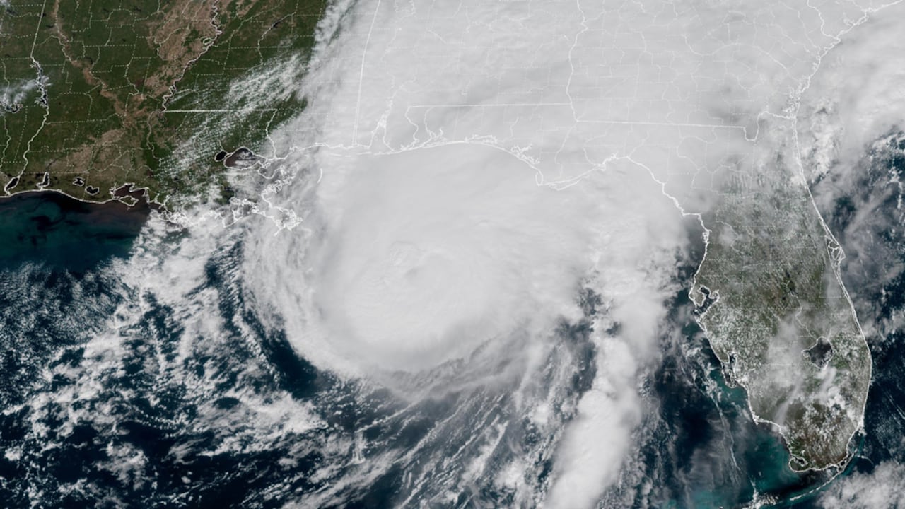 Esta imagen satelital GeoColor del GOES-19, proporcionada por la Administración Nacional Oceánica y Atmosférica (NOAA) y tomada a la 1:06 p. m. (hora del este) del viernes 9 de octubre de 2026, muestra al huracán Isaias acercándose a la costa del Golfo de Alabama y Florida. (NOAA vía AP)