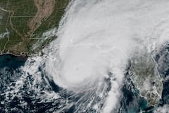 Esta imagen satelital GeoColor del GOES-19, proporcionada por la Administración Nacional Oceánica y Atmosférica (NOAA) y tomada a la 1:06 p. m. (hora del este) del viernes 9 de octubre de 2026, muestra al huracán Isaias acercándose a la costa del Golfo de Alabama y Florida. (NOAA vía AP)