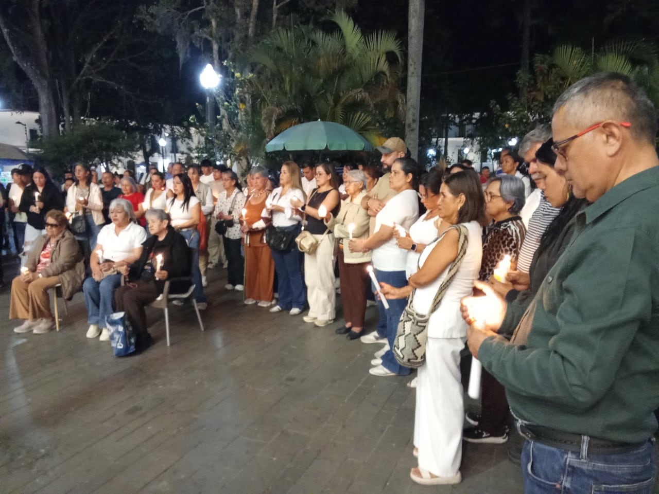 Durante la concentración, Luis Felipe Revelo, hijo de la comerciante, agradeció el respaldo recibido por parte de la ciudadanía y pidió que continúen las manifestaciones de apoyo hasta lograr el regreso de su madre.