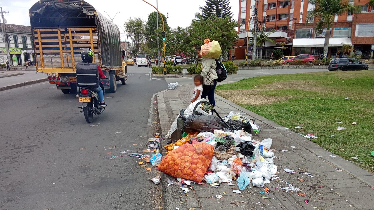 Los mismos ciudadanos comparten fotos de cómo en algunos sectores de la ciudad ya se registra la acumulación basuras este martes 12 de noviembre, mientras se da un bloqueo en la vía de acceso al relleno Los Picachos. | Foto: Francisco Calderón