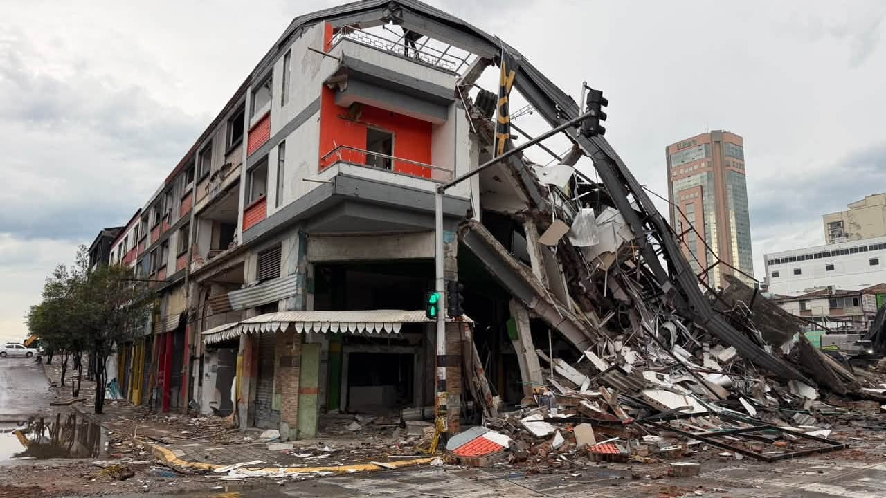 Organismos de socorro se encuentran en el sitio realizando labores de búsqueda. Al parecer, al interior habría dos personas en condición de habitabilidad en calle que extraían cobre de la edificación.