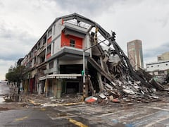 Organismos de socorro se encuentran en el sitio realizando labores de búsqueda. Al parecer, al interior habría dos personas en condición de habitabilidad en calle que extraían cobre de la edificación.