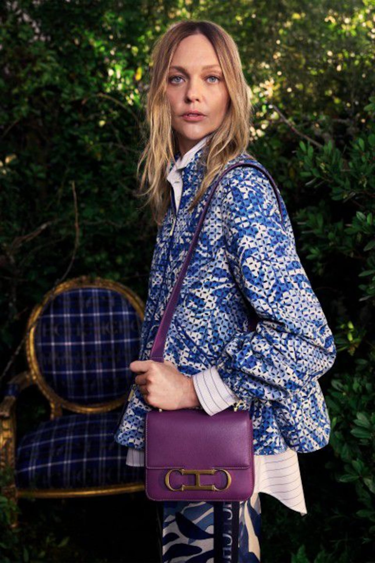 Un look que resalte su actitud, basta. Qué tal un blazer con tonalidades azules.