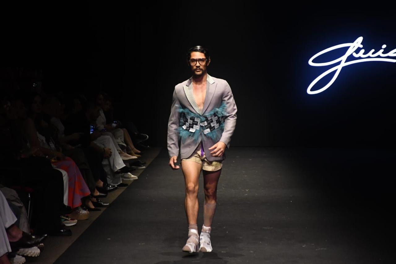 Guio Di Colombiia rompe los esquemas tradicionales del vestir masculino con un juego perfecto de siluetas dinámicas y texturas innovadoras.
