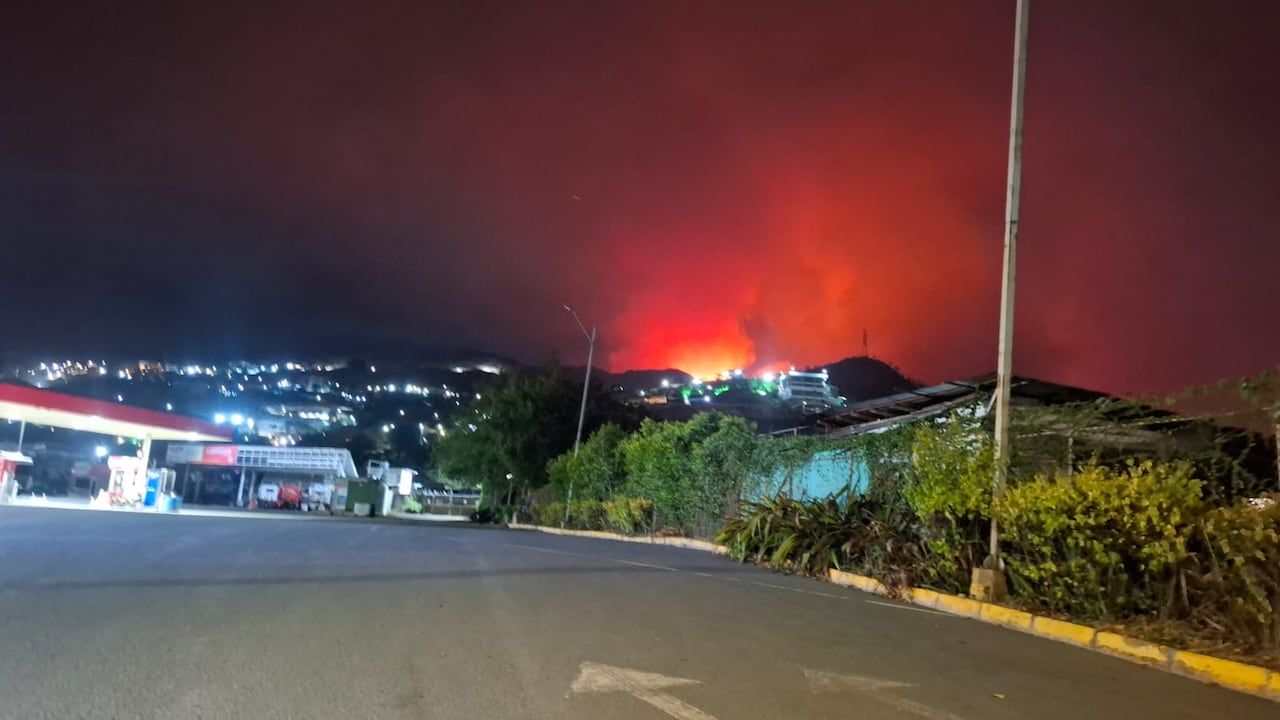 Vista del incendio en Ciudad Guabinas desde la vía principal por la que se entra al casco urbano de Yumbo.