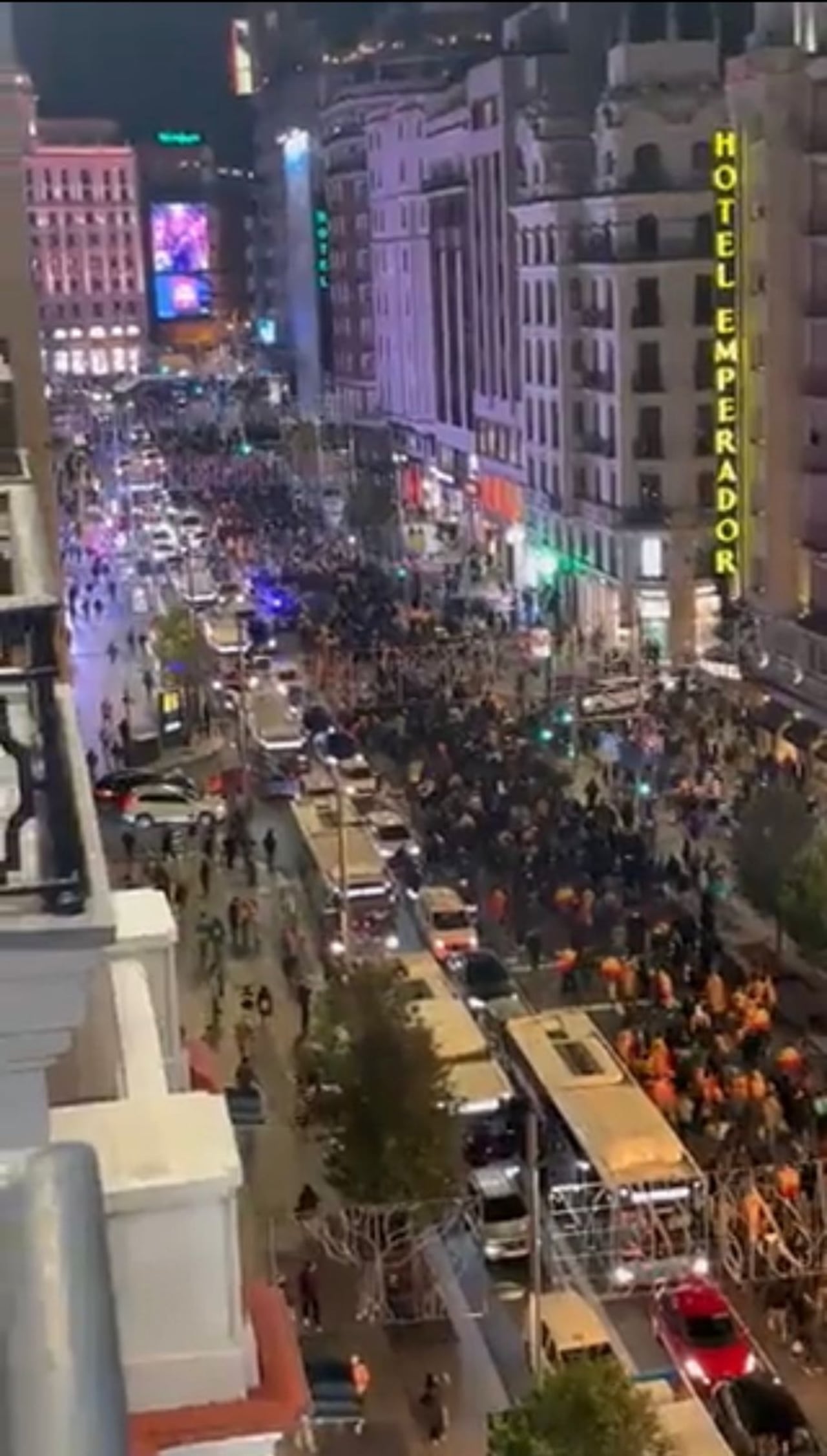 Cientos de manifestantes piden la salida del socialista Pedro Sánchez.