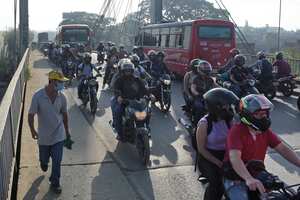 Continúan los trancones en la Vía Candelaria, esto debido al gran flujo de vehículos (Motos y Carros) que ingresan a Cali desde el Municipio Vecino, La comunidad reclama con urgencia la habilitación del nuevo puente y así poder lograr descongestionar esta importante vía. Cabe resaltar que los Agentes de tránsito están implementando medidas para lograr una mejor movilidad en el Sector.