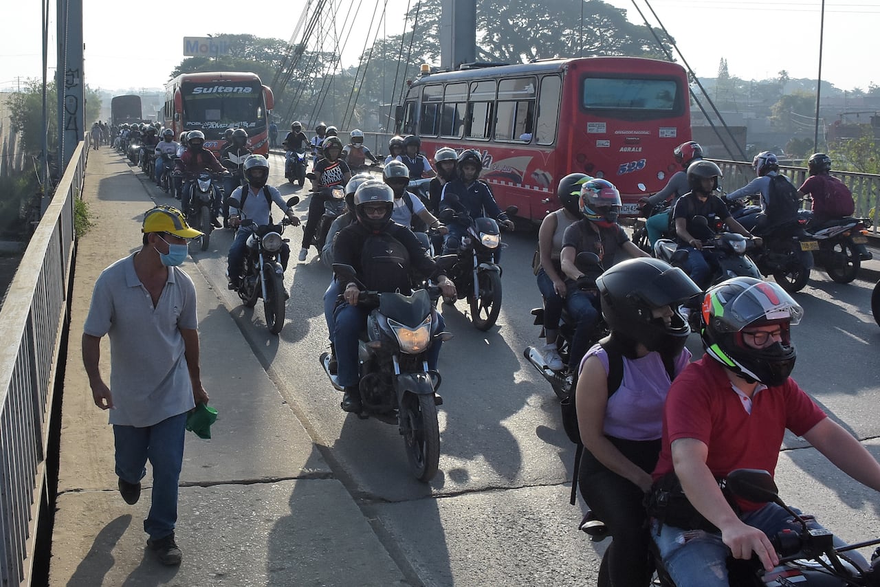 Continúan los trancones en la Vía Candelaria, esto debido al gran flujo de vehículos (Motos y Carros) que ingresan a Cali desde el Municipio Vecino, La comunidad reclama con urgencia la habilitación del nuevo puente y así poder lograr descongestionar esta importante vía. Cabe resaltar que los Agentes de tránsito están implementando medidas para lograr una mejor movilidad en el Sector.