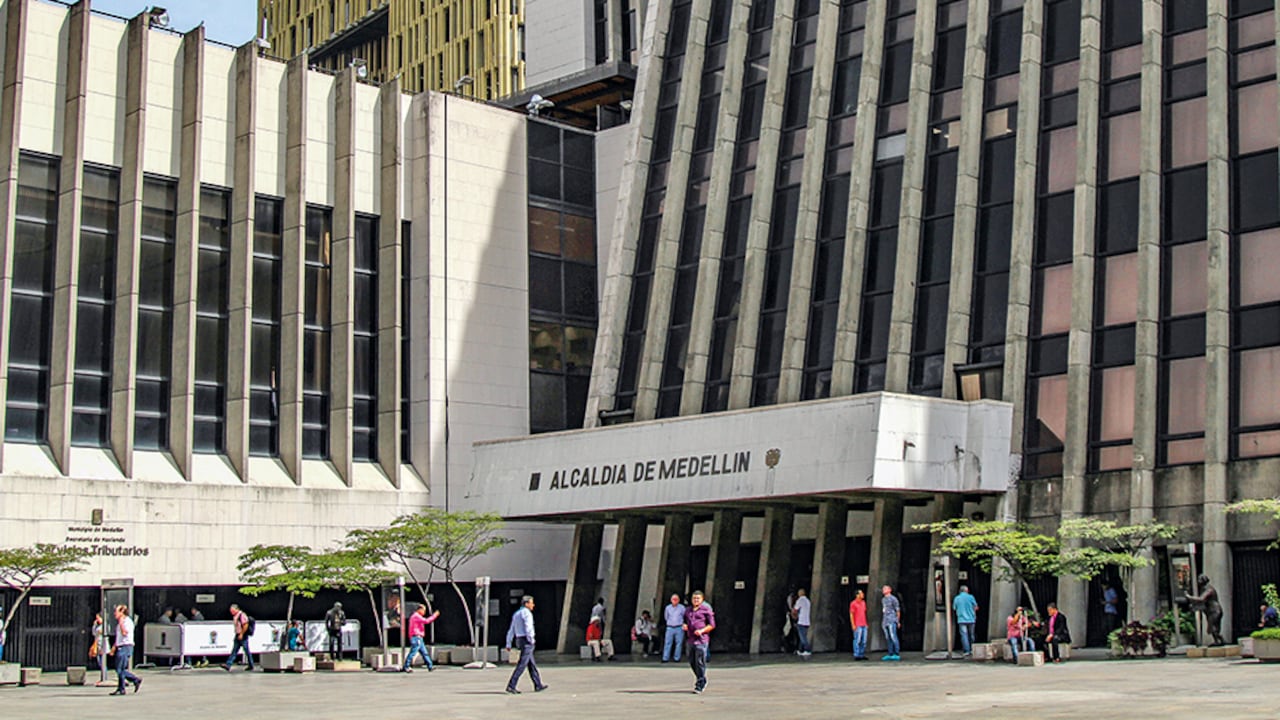 Fuertes denuncias empantanan la gestión en la Alcaldía de Medellín entre 2020 y 2023. Todo el dosier apunta a una gran red de presunta corrupción.