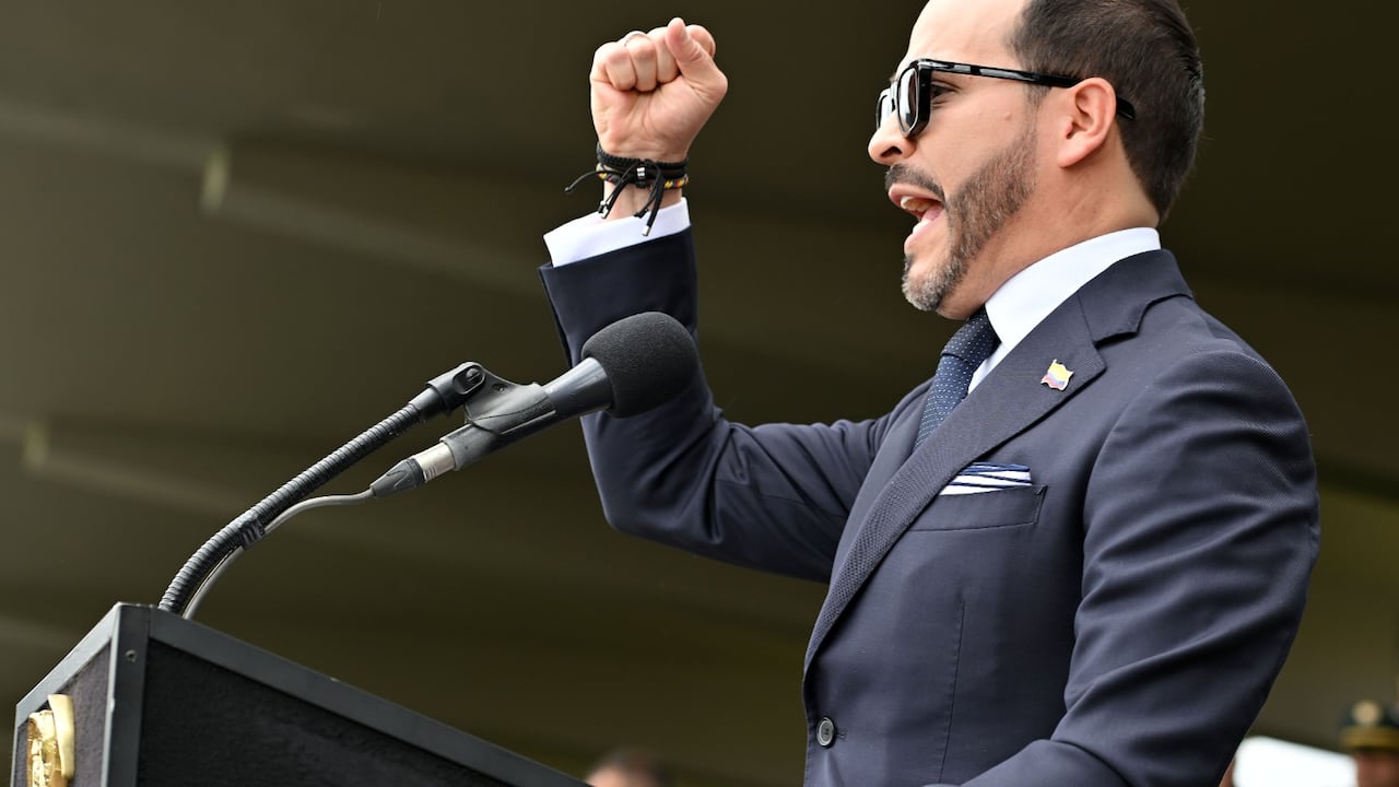 ABelardo de la Espriella presidente de Colombia toma de Mando de los comandantes del Ejército, la fuerza aérea, Armada Nacional y Policía Nacional. Reconocimiento de tropas en la Escuela Militar José María Córdoba.