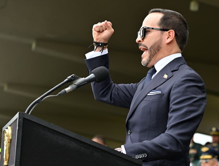 ABelardo de la Espriella presidente de Colombia toma de Mando de los comandantes del Ejército, la fuerza aérea, Armada Nacional y Policía Nacional. Reconocimiento de tropas en la Escuela Militar José María Córdoba.