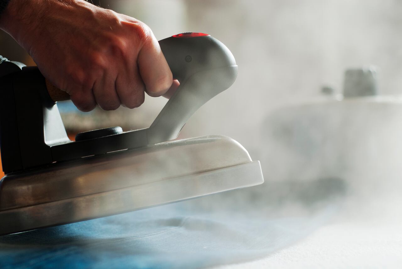 Se puede decir adiós a las manchas de quemado en la plancha con este método para dejarla reluciente en pocos pasos simples.