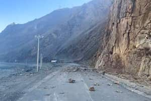 Esta captura de pantalla de un video de contenido generado por el usuario (UGC) del 7 de enero de 2025 muestra rocas en una carretera cerca de la carretera nacional Shigatse en el Tíbet de China después de que un terremoto sacudiera la zona. (Foto de UGC / AFP) / - China FUERA / RESTRINGIDO PARA USO EDITORIAL � CRÉDITO OBLIGATORIO � FOTO DE AFP / CONTENIDO UGC � - SIN MARKETING SIN CAMPAÑAS PUBLICITARIAS � DISTRIBUIDO COMO SERVICIO A CLIENTES - SIN ARCHIVO