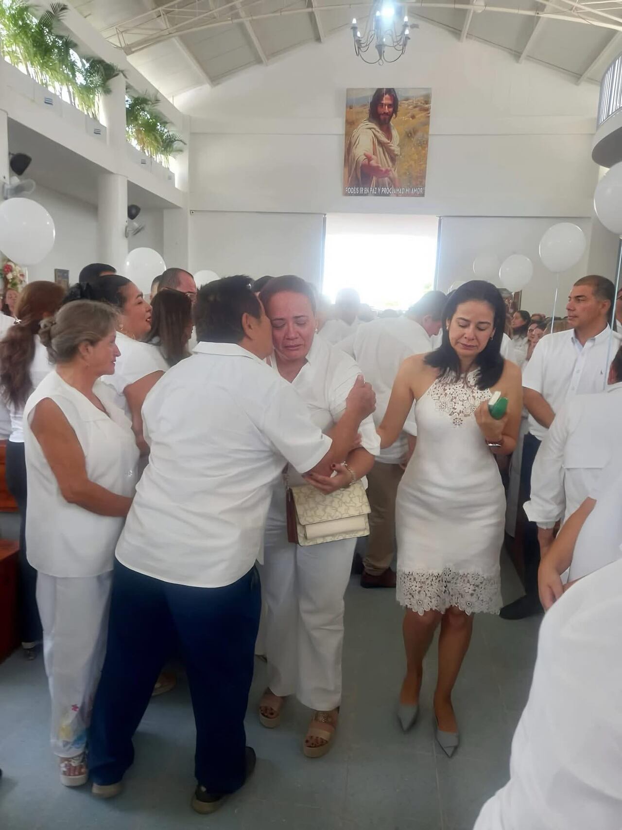 Abrazos solidarios, palabras de aliento y un acompañamiento sincero rodearon a Edgar Rodríguez y Angélica Pulgarín en uno de los momentos más difíciles de sus vidas: la dolorosa despedida de su hijo, en medio del apoyo y la cercanía de familiares, amigos y ciudadanos que se unieron al duelo.