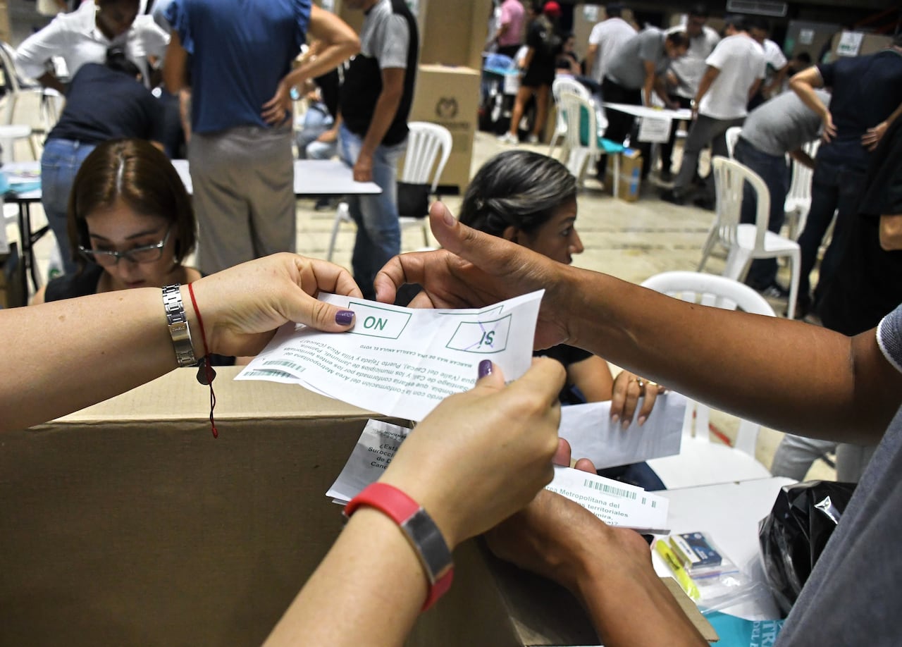 Cali: Escrutinios, con poca asistencia de votantes, pero ganando el sí se realizó este domingo 24 de agosto, la consulta popular para decidir la creación del Área Metropolitana del Sur occidente (AMSO). Foto José L Guzmán. El País