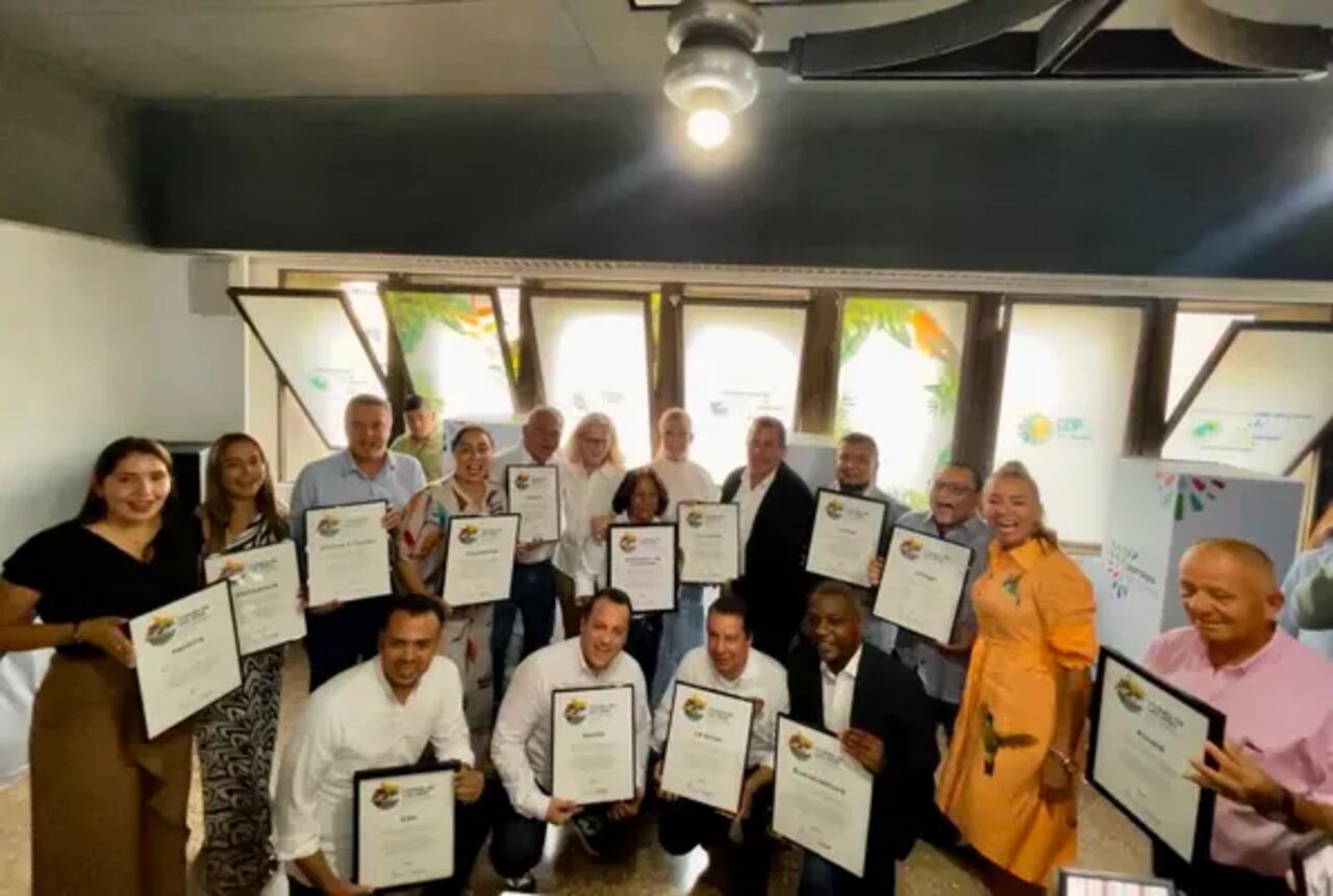 Alcaldes de los 12 municipios recibiendo el reconocimiento de “Ciudades de las Aves” por parte de la Gobernación del Valle del Cauca.