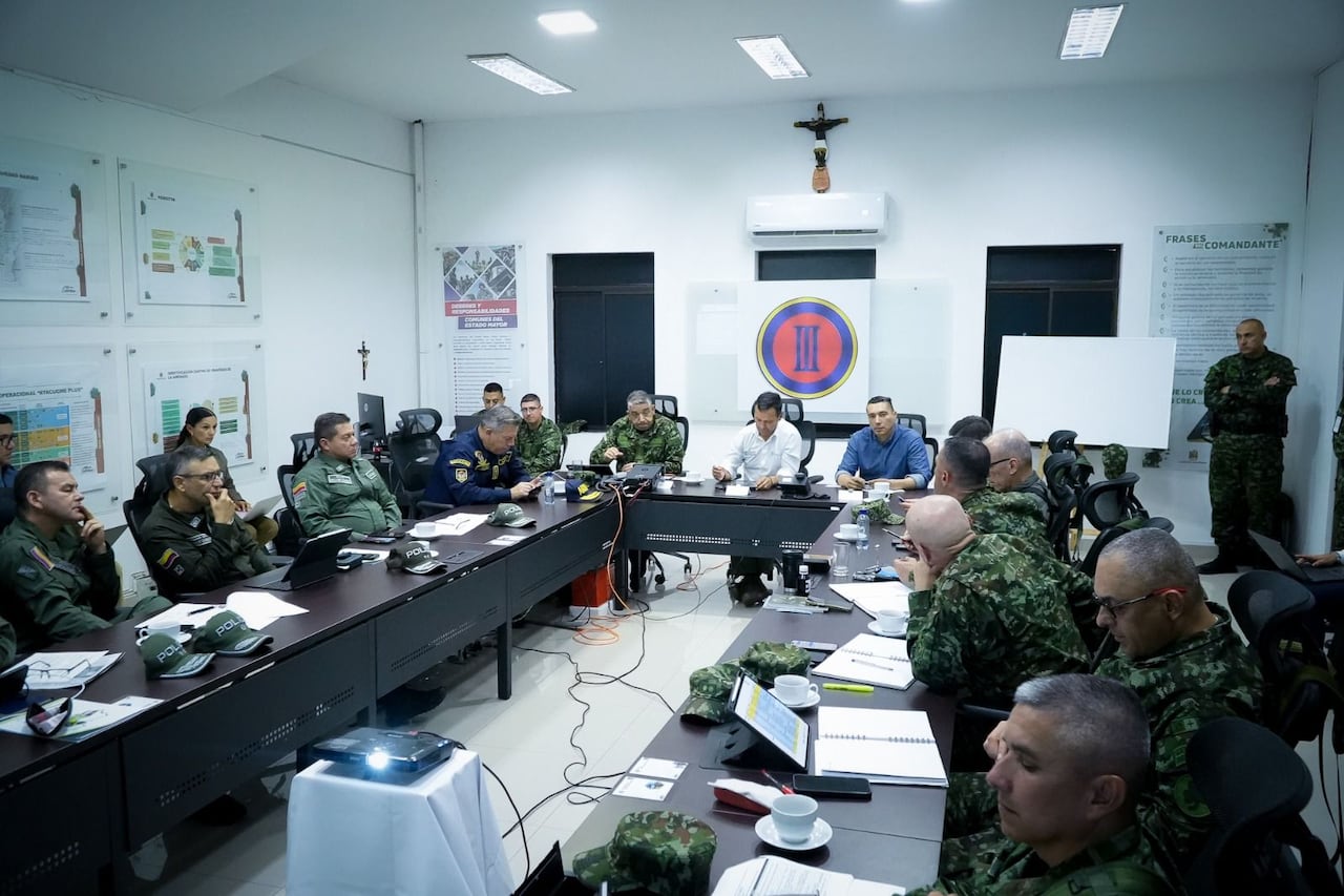 La cúpula militar y el gobernador del Cauca, Octavio Guzmán, adelantaron un consejo extraordinario de seguridad tras este cruel ataque en la Panamericana, además para contrarrestar la amplia ofensiva armada que aún adelanta las disidencias de las Farc en el Cauca.