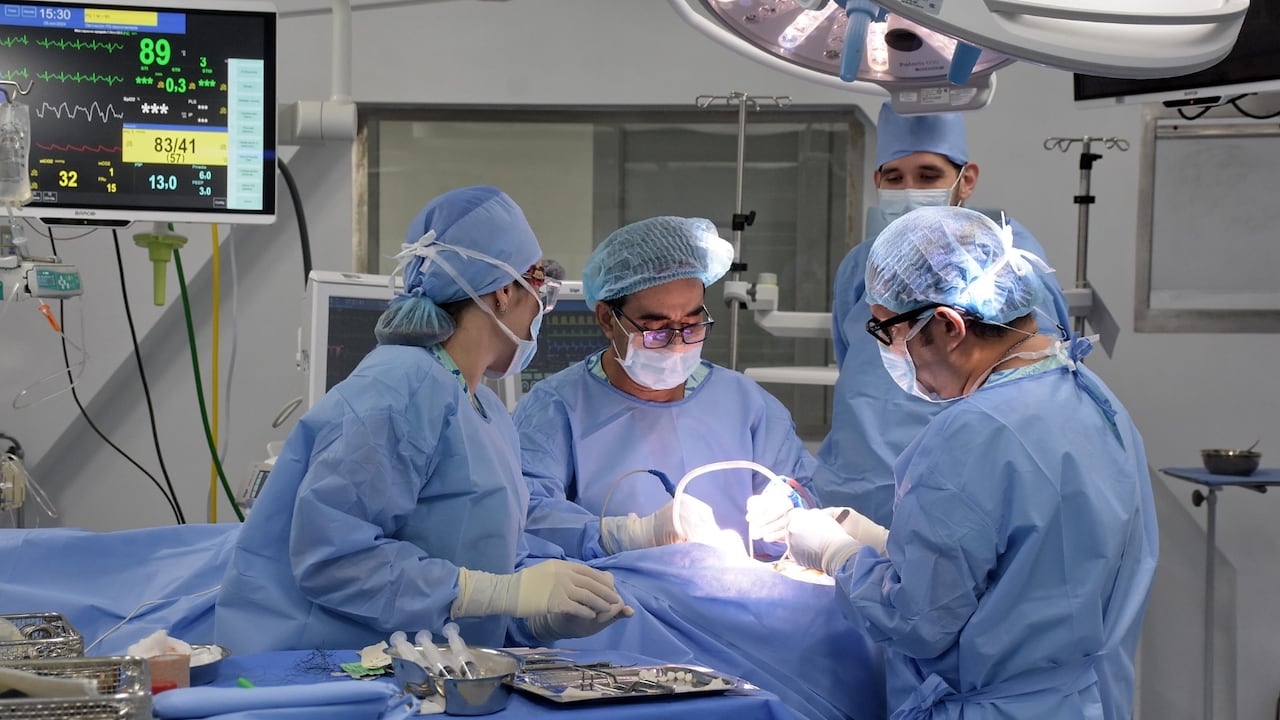 El área de cirugía pediátrica de Club Noel tiene 3 quirófanos y 3 salas de procedimientos con tecnología de punta y un equipo humano especializado.