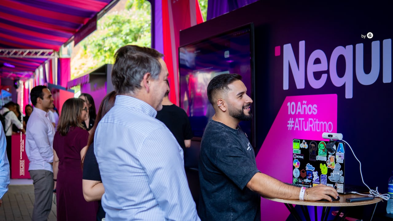 10 Pies de Foto — Entrevista Andrés Vásquez Echeverri, CEO de Nequi
Andrés Vásquez Echeverri, CEO de Nequi, durante su participación en Protagonistas en Vivo desde Medellín, en el marco de la celebración de los 10 años de la plataforma.
El directivo de Nequi repasó una década de transformación financiera digital en Colombia, donde hoy uno de cada cinco colombianos es usuario de la aplicación.
Vásquez Echeverri explicó cómo la pandemia aceleró el crecimiento de Nequi: la plataforma pasó de 2 a 8 millones de usuarios durante el confinamiento.
El CEO de Nequi destacó la simplicidad como el valor diferencial de la app: usar el número de teléfono para transferir dinero fue la clave que cambió el juego.
Con 28 millones de usuarios registrados, Nequi se consolida como la fintech más grande de Colombia y una de las más relevantes de América Latina.
Andrés Vásquez Echeverri habló sobre el respaldo del Grupo Bancolombia al proyecto y