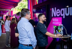 10 Pies de Foto — Entrevista Andrés Vásquez Echeverri, CEO de Nequi
Andrés Vásquez Echeverri, CEO de Nequi, durante su participación en Protagonistas en Vivo desde Medellín, en el marco de la celebración de los 10 años de la plataforma.
El directivo de Nequi repasó una década de transformación financiera digital en Colombia, donde hoy uno de cada cinco colombianos es usuario de la aplicación.
Vásquez Echeverri explicó cómo la pandemia aceleró el crecimiento de Nequi: la plataforma pasó de 2 a 8 millones de usuarios durante el confinamiento.
El CEO de Nequi destacó la simplicidad como el valor diferencial de la app: usar el número de teléfono para transferir dinero fue la clave que cambió el juego.
Con 28 millones de usuarios registrados, Nequi se consolida como la fintech más grande de Colombia y una de las más relevantes de América Latina.
Andrés Vásquez Echeverri habló sobre el respaldo del Grupo Bancolombia al proyecto y