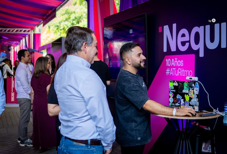 10 Pies de Foto — Entrevista Andrés Vásquez Echeverri, CEO de Nequi
Andrés Vásquez Echeverri, CEO de Nequi, durante su participación en Protagonistas en Vivo desde Medellín, en el marco de la celebración de los 10 años de la plataforma.
El directivo de Nequi repasó una década de transformación financiera digital en Colombia, donde hoy uno de cada cinco colombianos es usuario de la aplicación.
Vásquez Echeverri explicó cómo la pandemia aceleró el crecimiento de Nequi: la plataforma pasó de 2 a 8 millones de usuarios durante el confinamiento.
El CEO de Nequi destacó la simplicidad como el valor diferencial de la app: usar el número de teléfono para transferir dinero fue la clave que cambió el juego.
Con 28 millones de usuarios registrados, Nequi se consolida como la fintech más grande de Colombia y una de las más relevantes de América Latina.
Andrés Vásquez Echeverri habló sobre el respaldo del Grupo Bancolombia al proyecto y