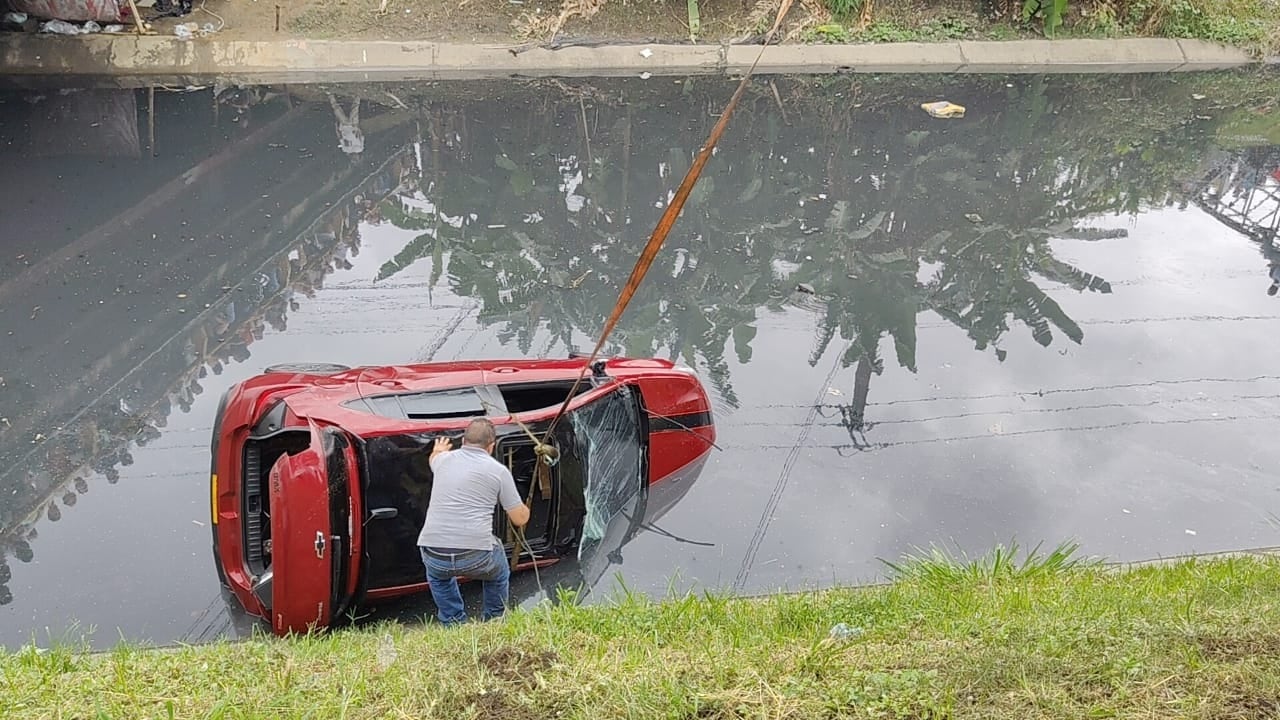 Un carro cayó en un canal de aguas residuales en la noche de este sábado, 31 de enero del 2026.