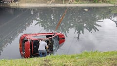 Un carro cayó en un canal de aguas residuales en la noche de este sábado, 31 de enero del 2026.