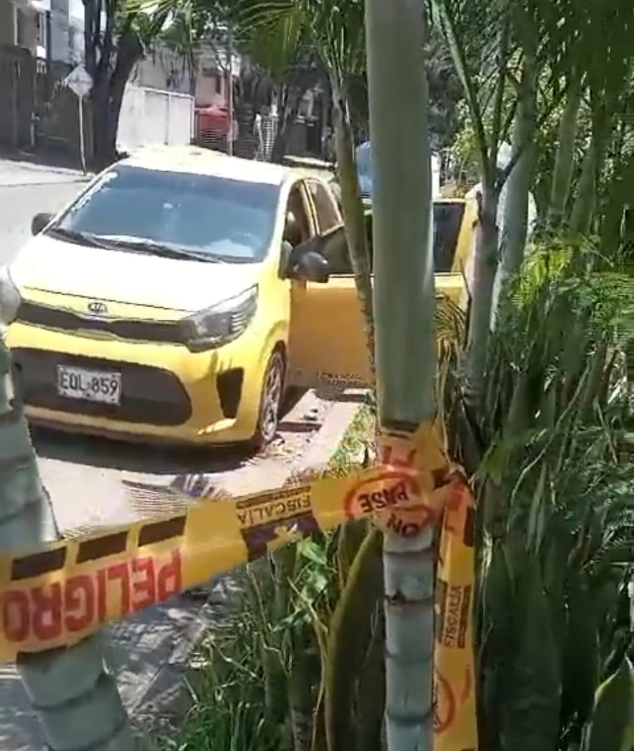 Hasta el momento se desconoce la identidad del conductor hallado muerto al interior del vehículo. Foto tomada de redes.