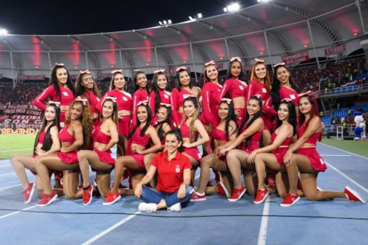 Juliana Raga dedicó 25 años de su vida al grupo de porristas del América de Cali. Fue integrante, capitana y directora de las chicas que animaban al equipo y a los asistentes al estadio sanfernandino.
