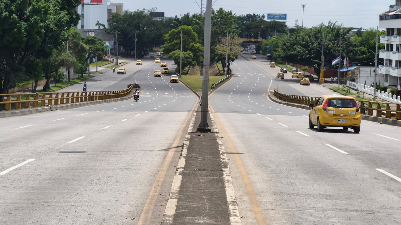 Así luce el puente de la 56 sobre la Autopista Suroriental en la mañana de este domingo 3 de mayo, Día sin carro y sin moto. Foto: Raúl Palacios / El País