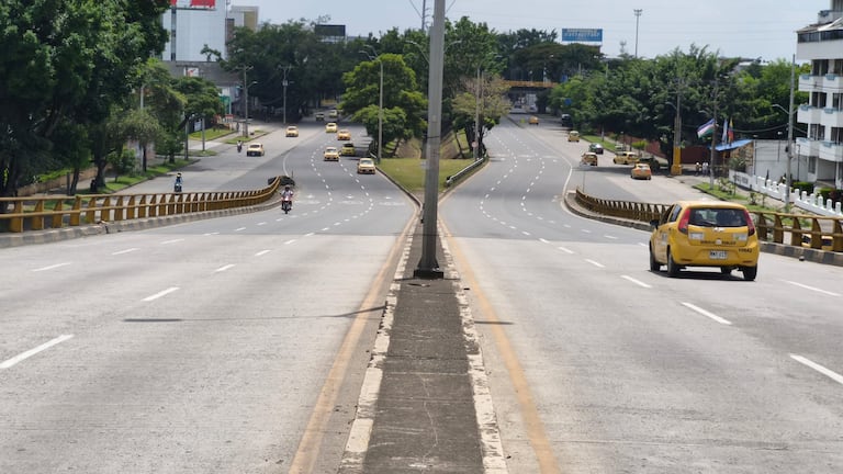 Así luce el puente de la 56 sobre la Autopista Suroriental en la mañana de este domingo 3 de mayo, Día sin carro y sin moto. Foto: Raúl Palacios / El País
