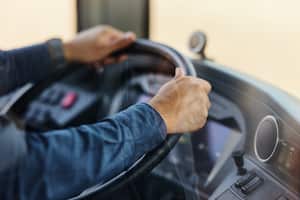 Esto es lo que en promedio gana un conductor de bus.