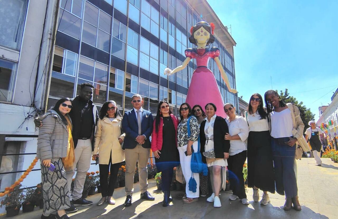 Una delegación de mujeres maceteras visitaron la ‘Feria del Alfeñique 2025’, en México.