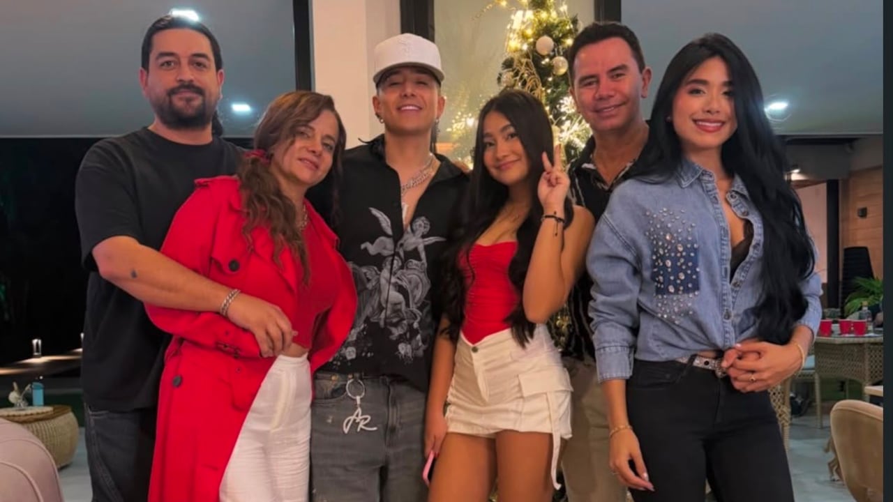Los papás de Andy Rivera, el cantante de música popular Jhonny Rivera y su madre Luz Mery Galeano, llevan una relación cercana y cordial. Ambos tienen pareja.