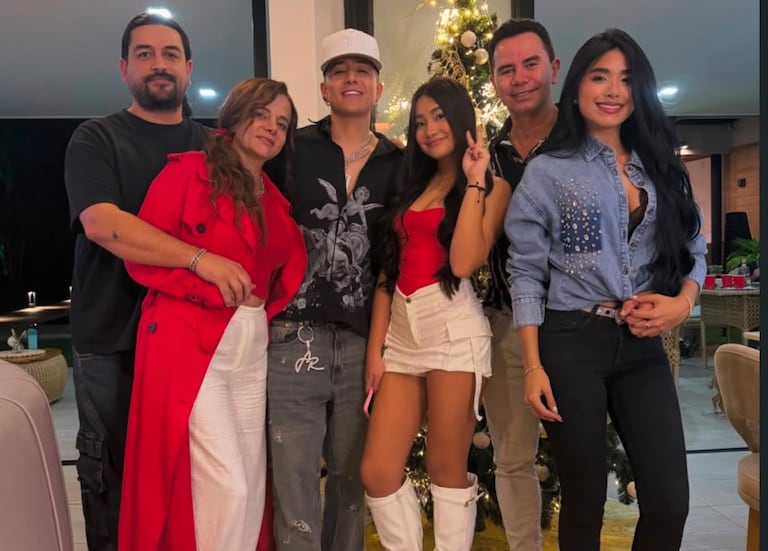 Los papás de Andy Rivera, el cantante de música popular Jhonny Rivera y su madre Luz Mery Galeano, llevan una relación cercana y cordial. Ambos tienen pareja.