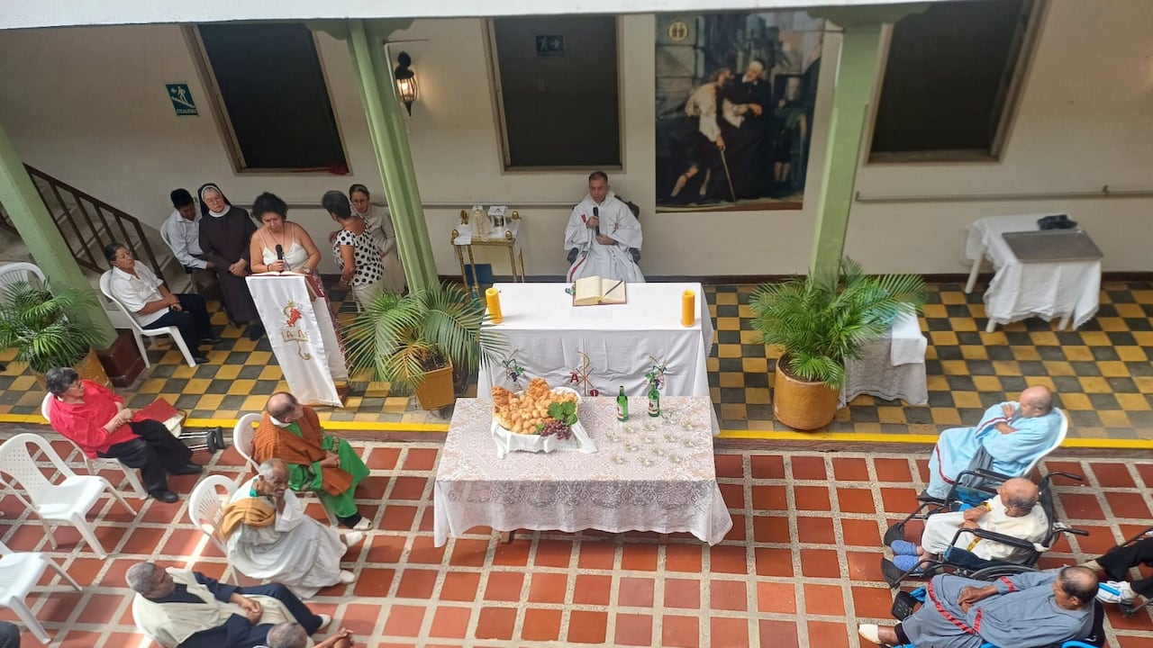 Dentro del programa asistencial a los adultos mayores de este hogar están las actividades espirituales, buscando así fortalecer las creencias de los abuelos y abuelas.