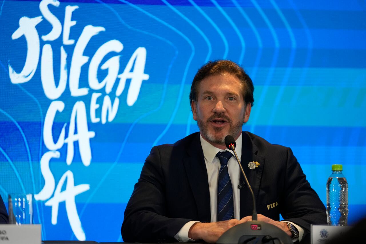 El presidente de la Conmebol, Alejandro Domínguez, da una conferencia de prensa en Luque, Paraguay, el miércoles 4 de octubre de 2023. Domínguez anunció que algunos de los partidos del torneo de fútbol del Mundial 2030 se jugarán en Argentina, Uruguay y Paraguay. (Foto AP/Jorge Sáenz)
