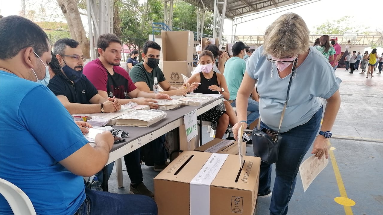 Preparar un proceso para que voten más de 40 millones
de colombianos en el país y en alrededor de 70 naciones en
el exterior es una operación gigantesca.