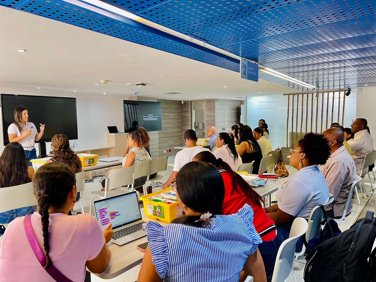 Espacios de formación que fortalecen competencias y habilidades esenciales para el desarrollo profesional y la empleabilidad.