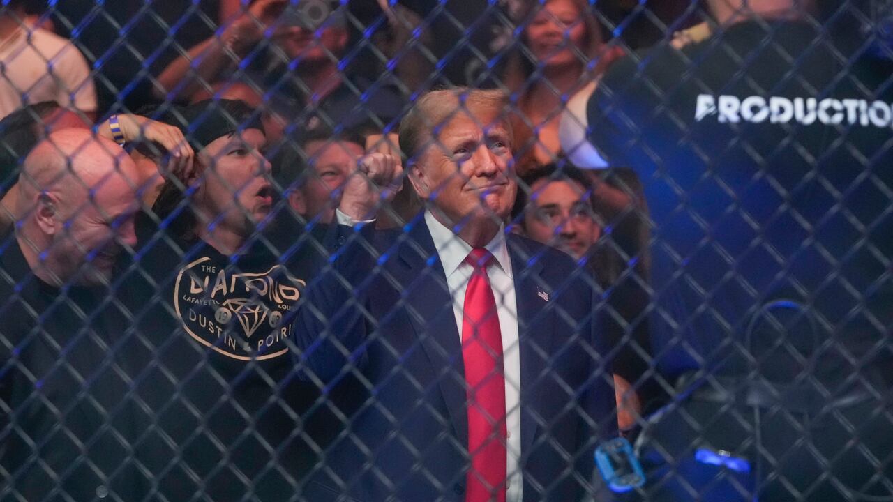 El expresidente Donald Trump hace un gesto mientras asiste al evento de artes marciales mixtas UFC 302 el sábado 1 de junio de 2024 en Newark, Nueva Jersey