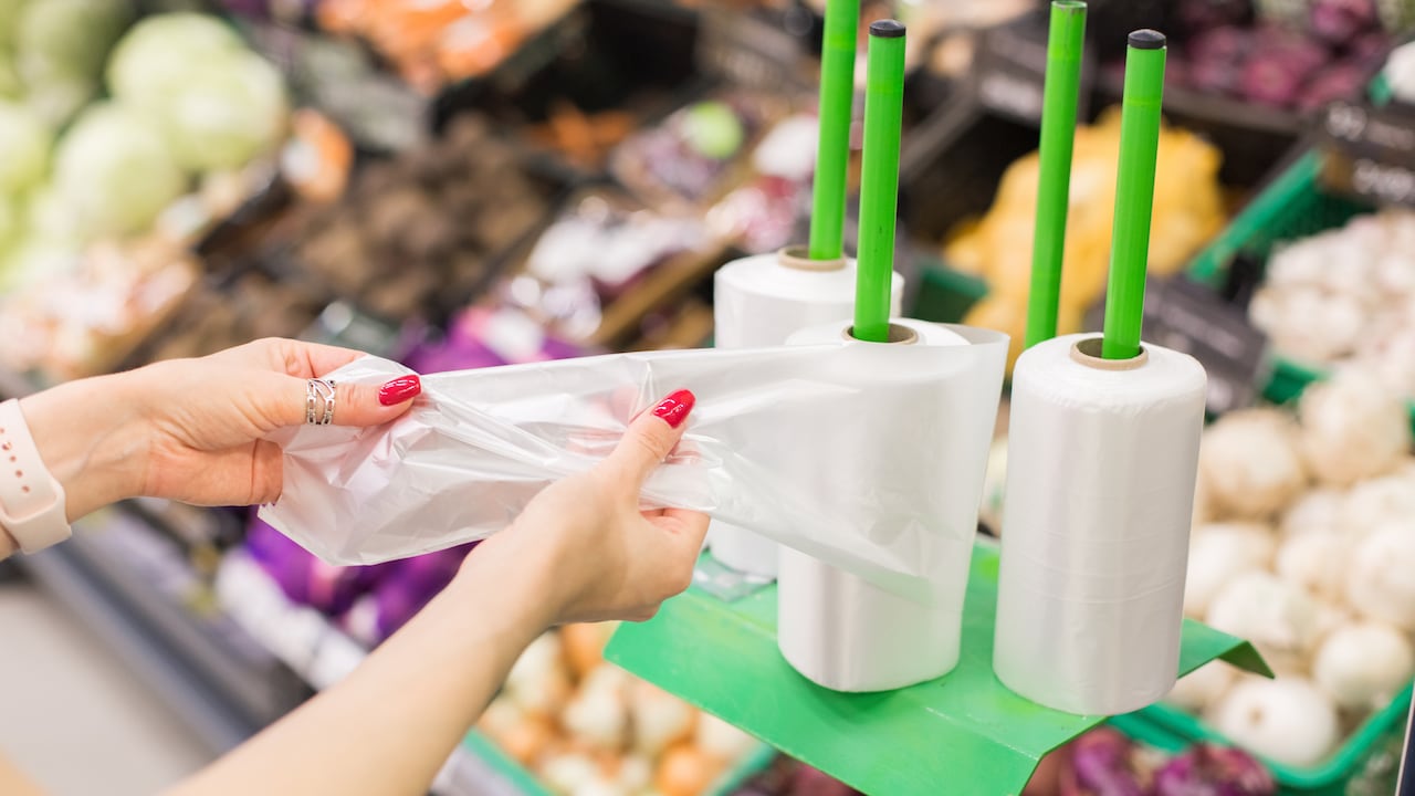 Según datos del gremio Acoplásticos, el uso de las bolsas plásticas en los mercados formales ha caído más de un 60 %.