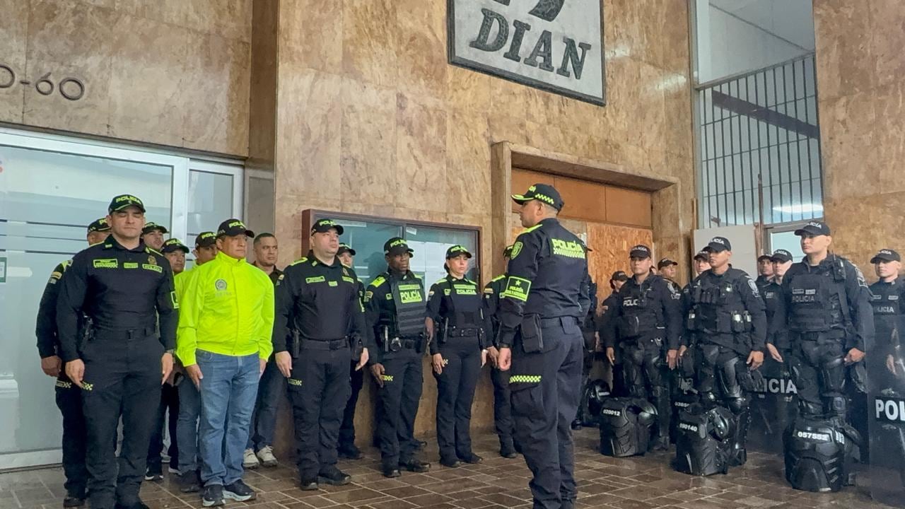 La Policía Fiscal y Aduanera y la Dian adelantaron controles en establecimientos del centro de Cali.