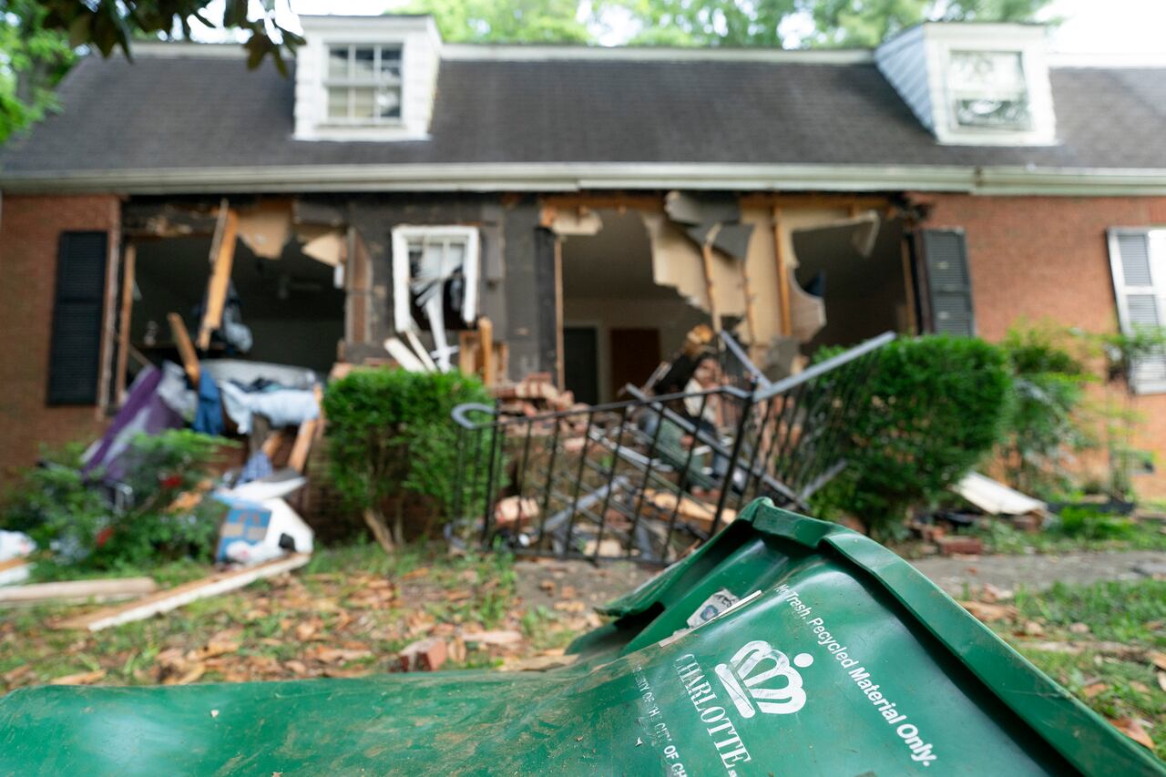 La escena del crimen en 5525 Galway Dr., donde los agentes del orden cumplían una orden judicial por posesión de un arma de fuego.