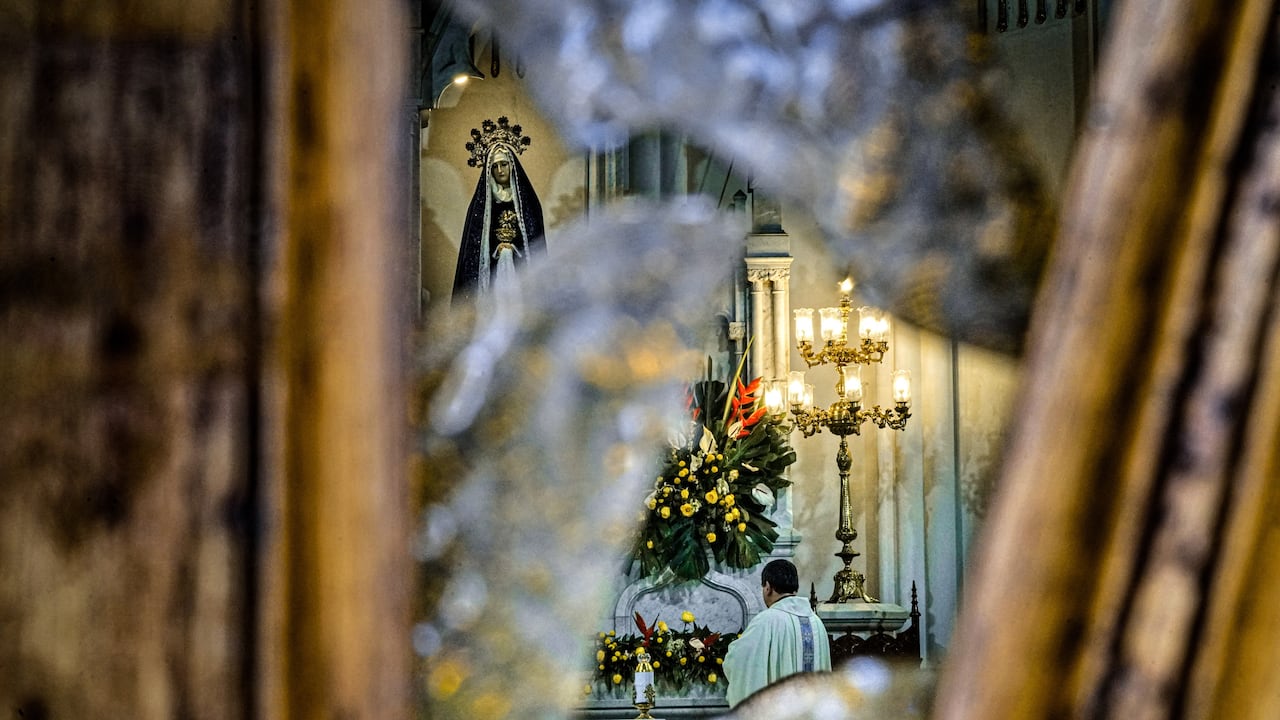 La emblemática iglesia La Ermita en Cali, Colombia, fue blanco de un acto de vandalismo el 6 de mayo de 2026. Un hombre ingresó violentamente, destruyendo varias imágenes religiosas y causando daños materiales, lo que la Arquidiócesis calificó como una "dolorosa profanación". Pero además la iglesia presenta un deterioro muy grave que se ha ido acrecentando a través de los años y requiere acciones urgentes. Foto: Jorge Orozco.