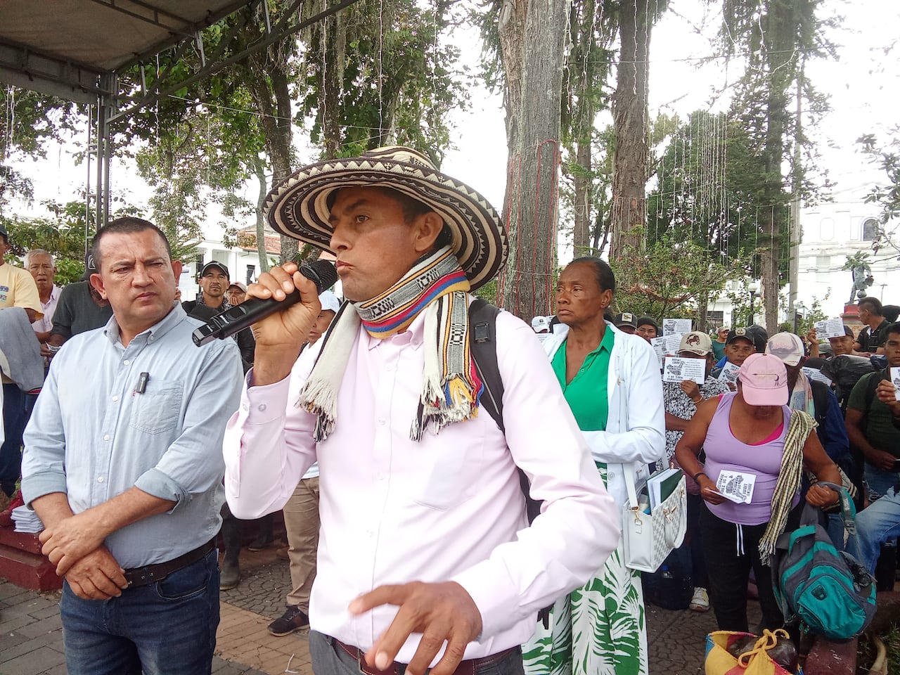 Duverney Galvis es uno de los representantes campesinos que se oponen a la militarización de los municipios de Argelia, El Tambo y López de Micay. "Nosotros no somos delincuentes, ni guerrilleros, menos narcos, somo campesinos organizaciones", son parte de las declaraciones de este represente social.