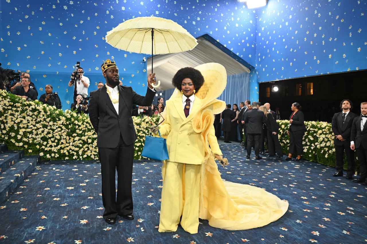 Realeza ghanesa: Como invitada del copresidente de la Gala Met 2025, Pharrell Williams, la cantante Lauryn Hill se presentó con un traje amarillo pálido de Jude Dontoh, con cuello alto y cola. (Photo by ANGELA WEISS / AFP)