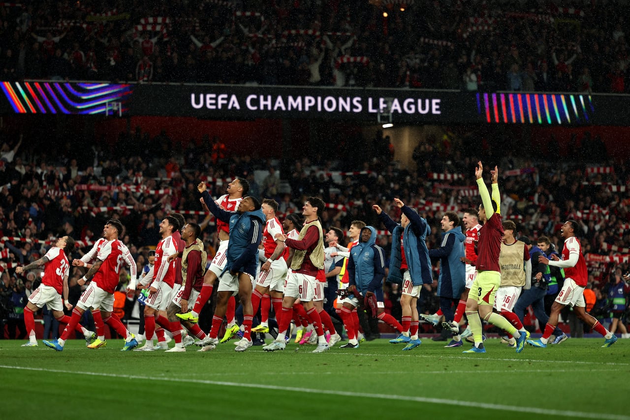 Los jugadores del Arsenal celebran la victoria en el partido de vuelta de las semifinales de la Liga de Campeones de la UEFA entre el Arsenal y el Atlético de Madrid en el Emirates Stadium, al norte de Londres, el 5 de mayo de 2026. (Foto de Adrian Dennis / AFP)